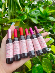 Rouge à lèvres en bouteille de vin