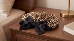 Bonnet en satin léopard